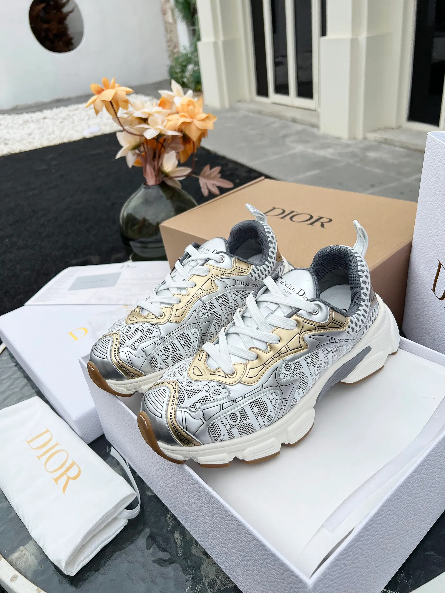 👟👟Ex-factory price 600👟👟 High version couple model🍸 Dior Dior | 2024 ˢˢDilraba, many stars have the same style. L’s 2024 spring and summer new products. The latest popular Chrono series, thick-soled mesh color-blocking running shoes, dad shoes, casual sports shoes series〰 Original purchase, development and production👍🏻This Dior Chrono sneaker is made of white and black mesh fabric with leather effect panels. The CD logo on both sides, the star patch on the tongue and the Dior logo on the heel, many details highlight the style. The two-tone laces, lightweight sole and star embellishment allow for a casual look all year round, complementing a variety of casual or elegant pieces. ♺Upper: Original imported first-layer cowhide + mesh ♺Inner lining: Original customized breathable lining ♺Outsole: Original molded EVA super light and super soft outsole ♺Heel height: 4.5cm ♺Size: Female 35-41 Male 39-45 (Female 40.41 Male 45 customized)